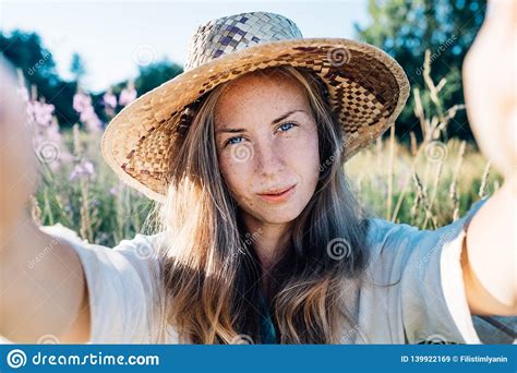 Zelfportret Van Mooie Jonge Blonde Glimlachende Vrouw Stock Afbeelding Image Of Buiten Hoed