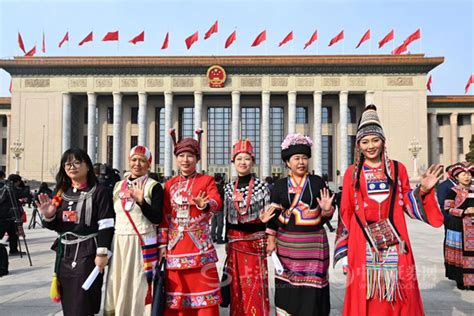 两会快讯｜全国政协十四届二次会议闭幕 政协委员们一起走向合影地