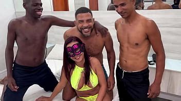 Casada traviesa follándose a tres machos con su marido cornudo mirándolo todo XVIDEOS