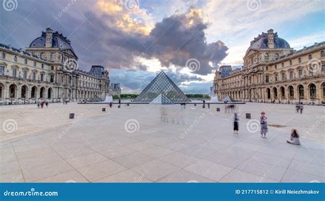 La Pirámide Del Museo Louvre En El Atardecer Timelapse En París Francia