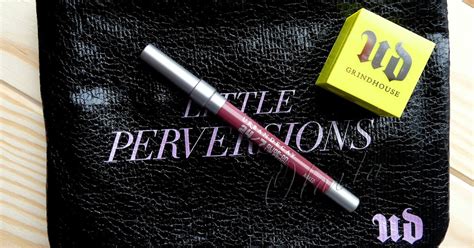 Life is wonderful Карандаш для губ в оттенке Naked от Urban Decay отзыв обзор свотчи