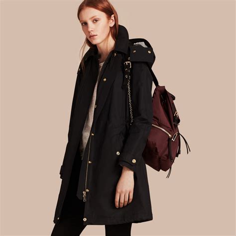 Park Burberry (25 fotografií): Dámské modely bund z Barberi
