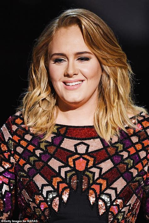 Adele hở bạo khoe body nhưng gây tranh cãi vì bikini nhạy cảm