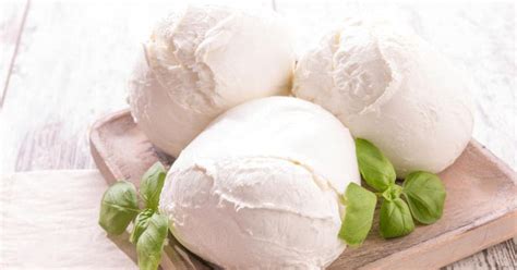 Mozzarella Di Bufala E Sommelier DellAis Ecco Labbinamento Perfetto