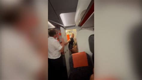 Pärchen hat Sex auf Flugzeug Toilette und erhält Applaus 32Today