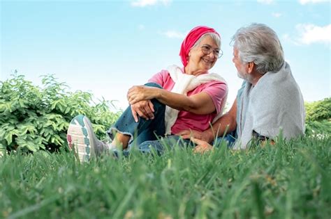 Encantadora Pareja Senior Sonriente Tumbada En El C Sped En Un Parque