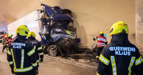 Lkw Lenker Krachte Gegen Tunnelwand Feuerwehr Objektiv