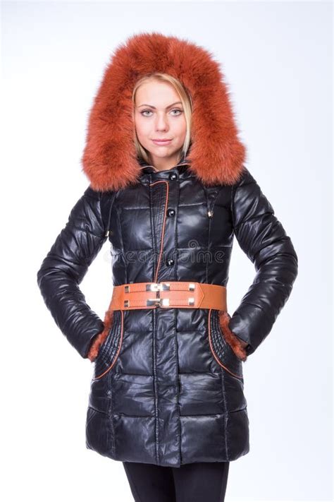 Jeune Belle Fille Blonde Dans Une Veste Noire Photo stock Image du cheveu vêtez