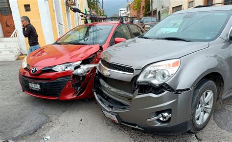 Choque en el 19 Juárez provoca caos vial y cuantiosos daños materiales