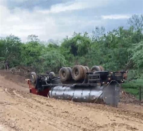 Caminh O Tanque Perde O Controle Da Dire O E Tomba Na Zona Rural De