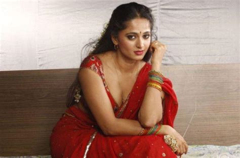 Anushka Shetty Hot Navel In Saree