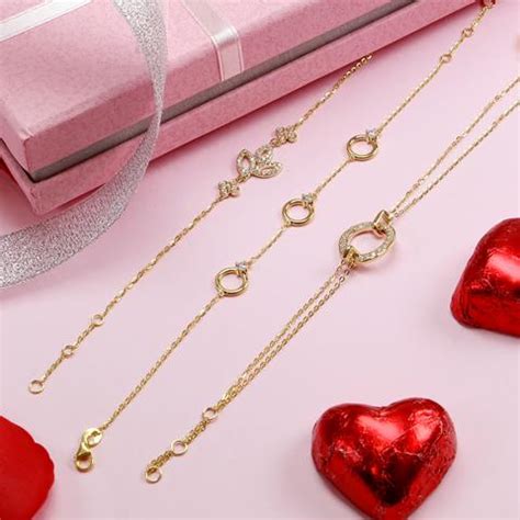 Hot girl Việt khoe quà Valentine sớm