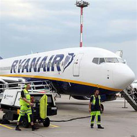 Ryanair Reclama A Sus Clientes Nueve Euros Por Si El Gobierno Sube Las