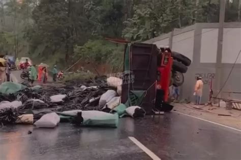 Truk Muatan Besi Kecelakaan Terguling Di Jalan Lingkar Salatiga Lalu