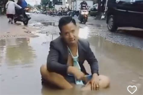 Viral Video Warga Palembang Mengeluh Jalan Rusak