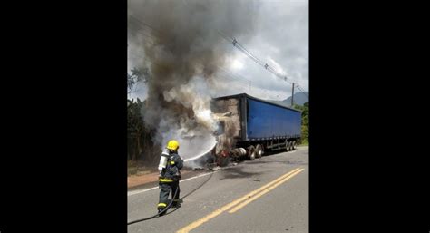 Carreta pega fogo em meio à rodovia SC 477 em Timbó