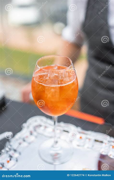 Aperol Spritz Il Cocktail In Vetro Appannato Fuoco Selettivo Bevanda Alcolica Basata Sul