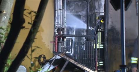 Incendio In Un Palazzo A Milano Quattro In Ospedale Non Gravi