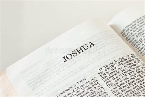 Libro Abierto De La Biblia De Joshua Sobre Fondo Blanco Un Cierre Foto