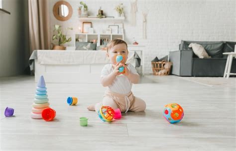 Bebê de 69 meses brincando uma pirâmide colorida de arco íris