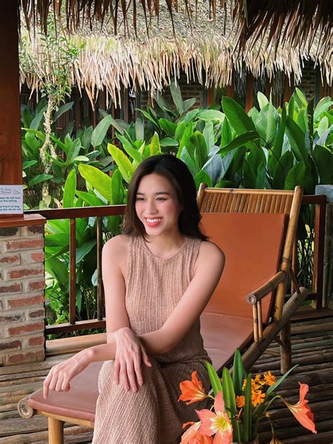 Hoa hậu Đỗ Thị Hà khoe sắc vóc đỉnh cao với bikini họa tiết hoa rực rỡ