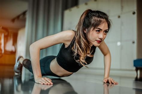 Mujer Joven Haciendo Flexiones En El Gimnasio Foto Premium