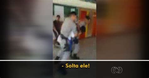 G Policiais Militares E Estudantes Brigam Dentro De Escola Em Go