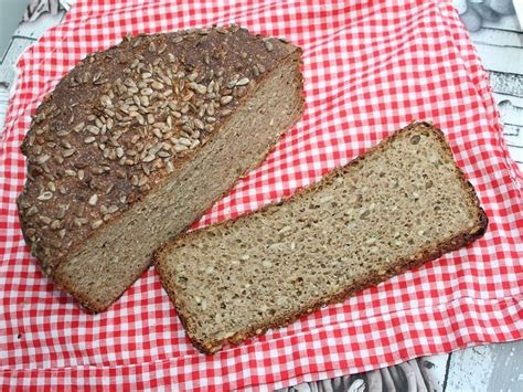 Dinkel Weizen Vollkorn Brot aus dem Bräter mit Sauerteig Erdmandelmehl