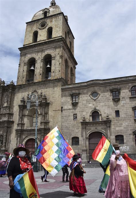 Bolivia opposition blocks streets in protest at government 'persecution