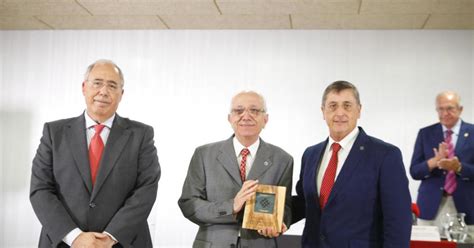 L Historiador Manuel Lladonosa Medalla D Honor De La Xarxa Vives