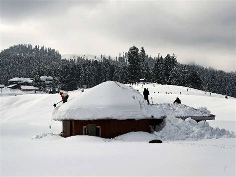 Fresh Snowfall In Parts Of Kashmir Mercury At Freezing Point