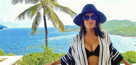 Salma Hayek Ans A Publi Des Photos Audacieuses En Bikini Et Les Gens Disent Quelle A L