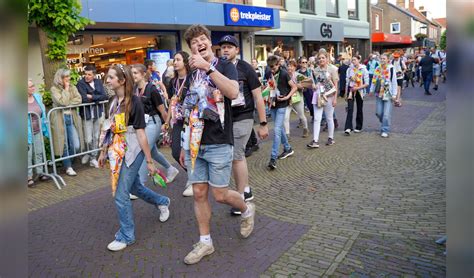 In Beeld Feestelijke Intocht Bijna 2000 Wandelaars Avondvierdaagse