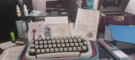 Typewriter stuck in case - front hook - latch not working : typewriters