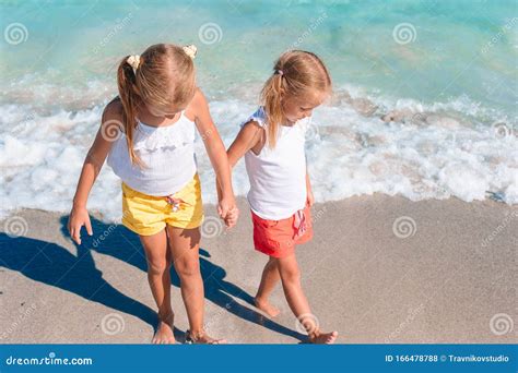 Les Petites Filles Adorables S Amusent Sur La Plage Tropicale Blanche