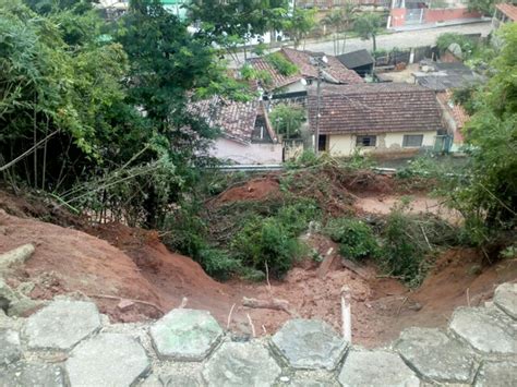 G Barranco Desliza E Deixa Seis Casas Em Situa O De Risco Em Santa