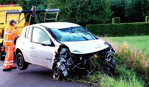 Auto Rijdt Tegen Boom En Belandt In De Sloot In De Valk Barneveldse