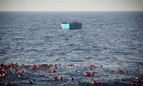 Flüchtlinge Boot kentert vor libyscher Küste 34 Menschen ertrunken