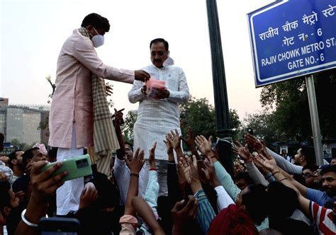 Delhi Bjp President Virendra Sachdeva Mp Manoj Tiwari Distribute Mask