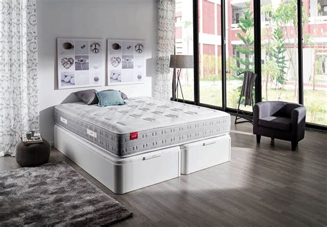 Кровать без изголовья: современный вариант дизайна спального ложа