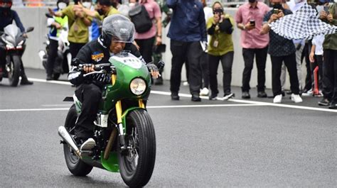 Harganya Bikin Kaget Helm Yang Dipakai Jokowi Jajal Mandalika Ternyata