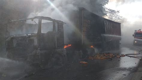 Carreta Que Transportava Cerveja Pega Fogo E Tr Nsito Fechado Em