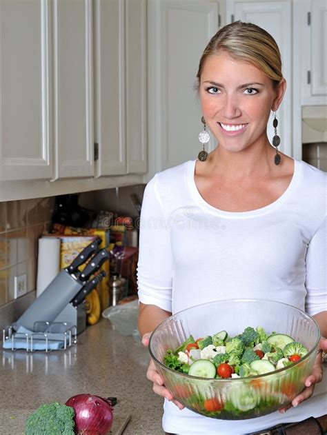 Beau Femme Blond Dans La Cuisine Image Stock Image Du Attrayant Assez 22160997