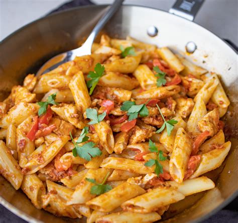 Pasta med rød pesto og kylling Opkrift på nem aftensmad Mummum dk