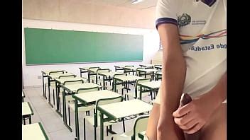 Estudiante masturbándose durante el recreo en escuela pública XVIDEOS