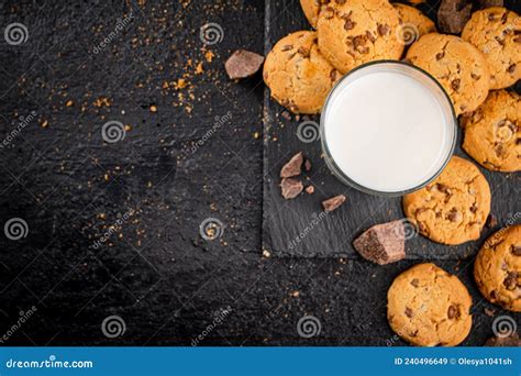 Galletas Caseras Con Trozos De Chocolate De Leche Y Un Vaso De Leche