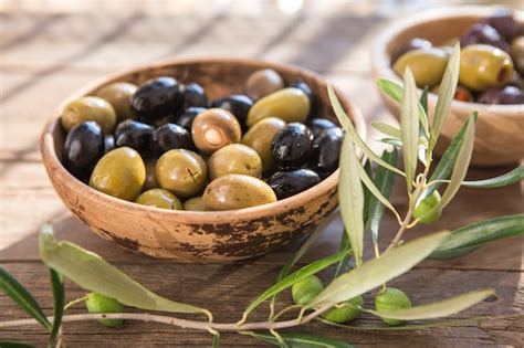 Cuencos Con Diferentes Tipos De Aceitunas Aceitunas Verdes Kalamata