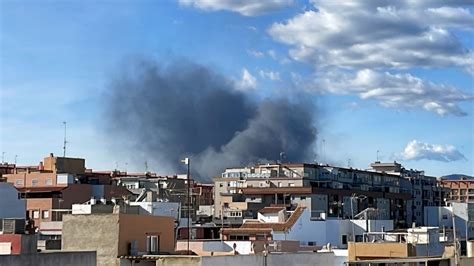 Incendi Industrial A Sagunt Video Un Incendio Arrasa Una Nave