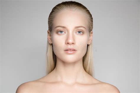Belle Jeune Femme Blonde Avec De Longs Cheveux De Slicked Image Stock Image Du Charme