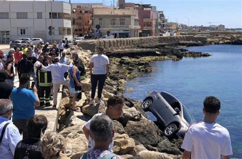 Anziano Perde Il Controllo Dellauto E Finisce Quasi In Mare LecceSera